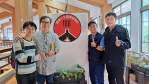 圖 左起：徐聖凱博士、高燈立、南港社大校長曹錫智、臺北市大坑產業文化協會榮譽理事長黃怡明。
