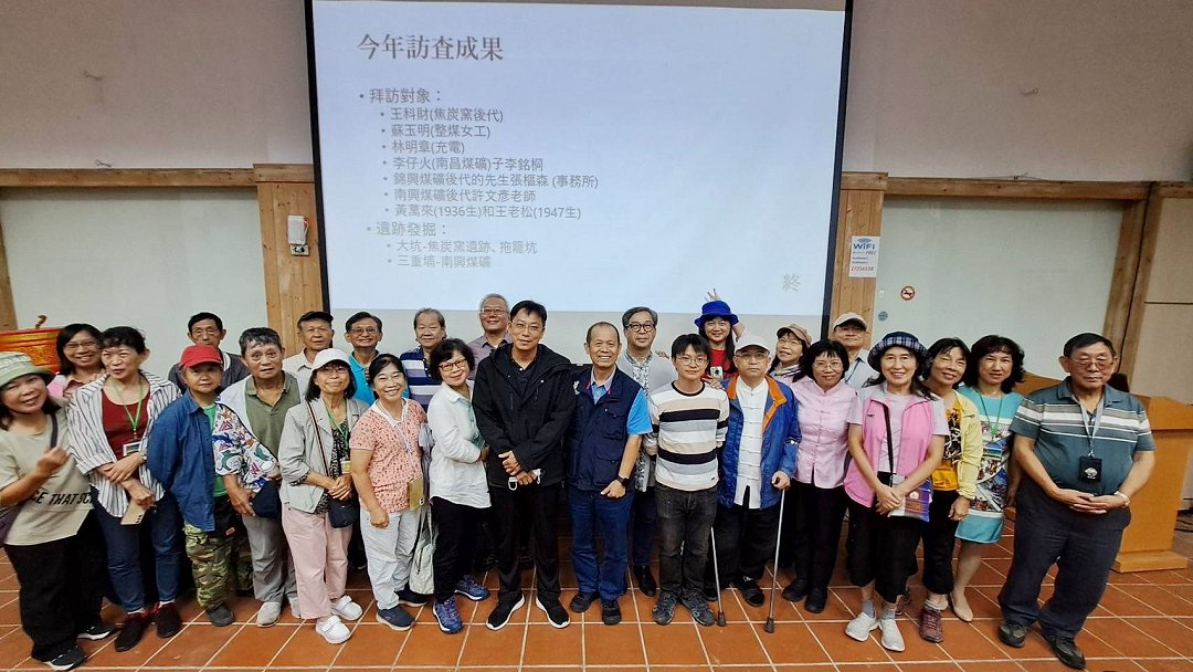 圖 大坑聚落人文影暨地景復刻展-開幕式後合影 朱鳳梅/攝影