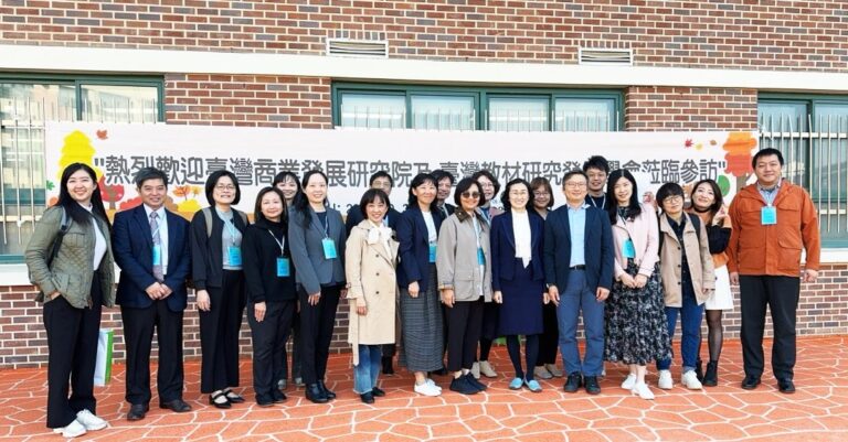 圖4-我國業者赴首爾楊花國小參訪韓國數位教科書導入現況會後全團成員合影
