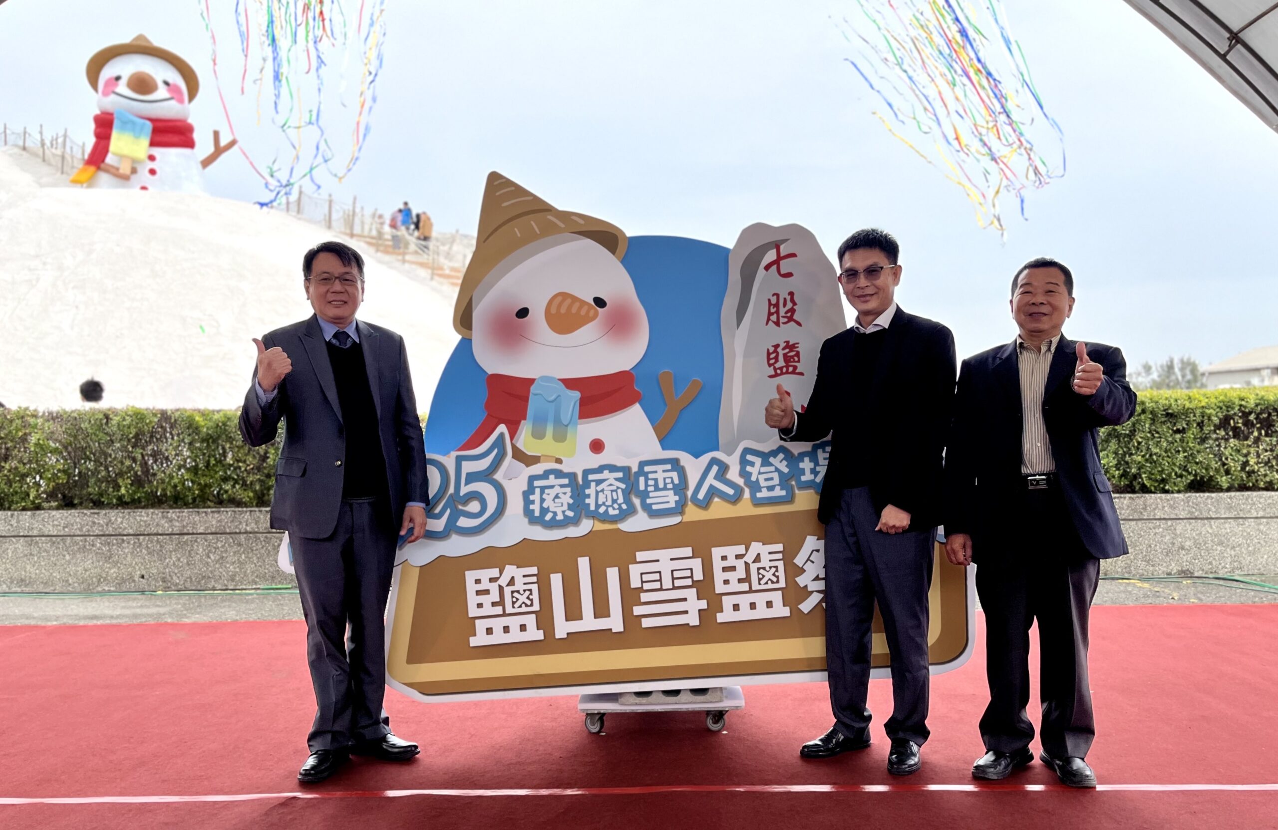 反差萌療癒雪人亮相！七股鹽山掀起冬日打卡熱潮