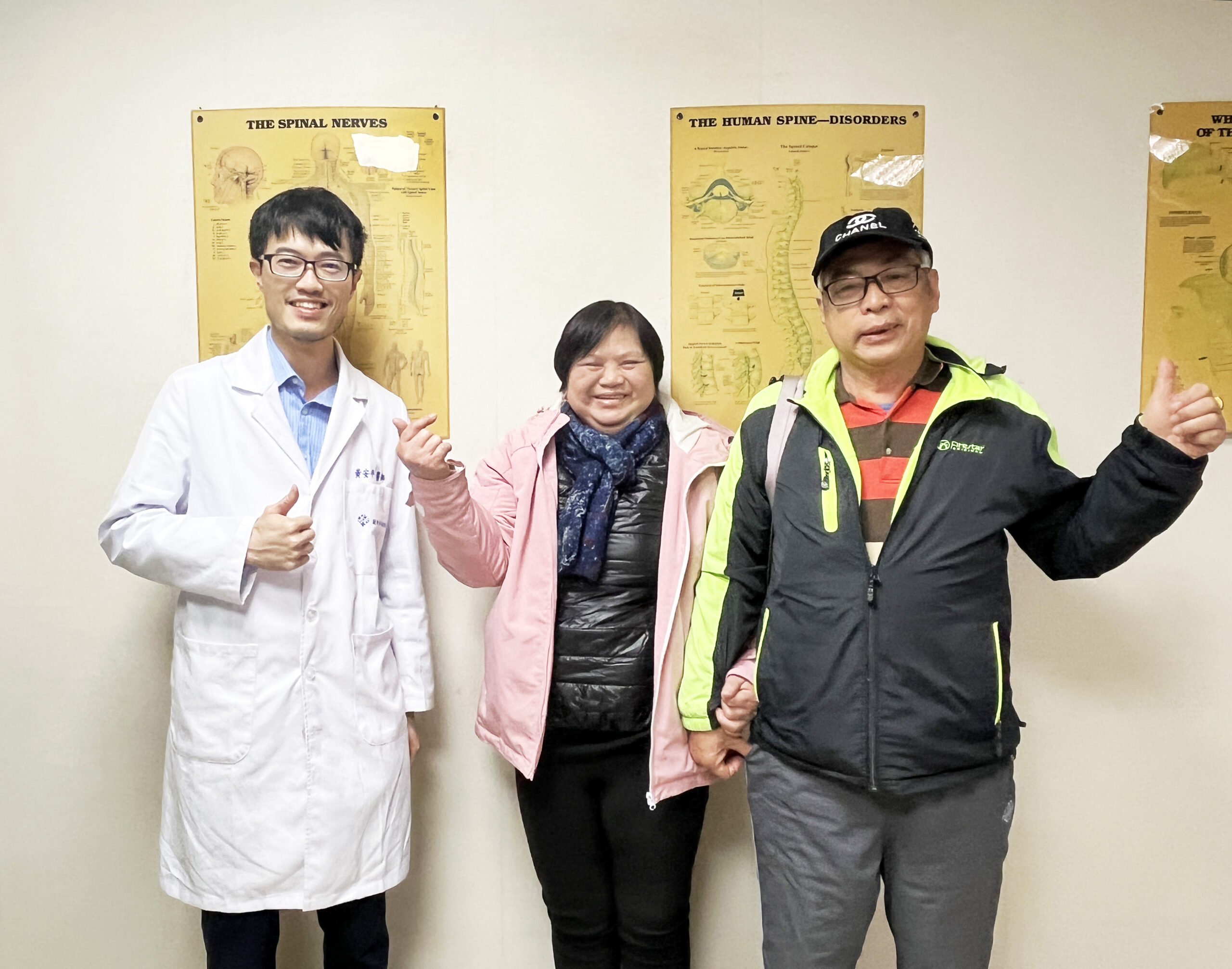 長時間低頭滑手機可能加速頸椎退化