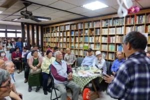 客語文學家黃子堯回鄉在苗栗市成立「山城客書房」,道賀文友雲集。何來美攝