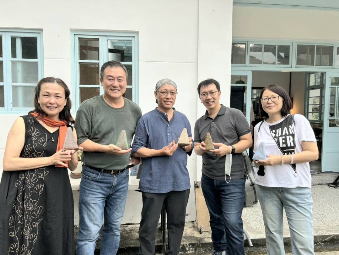 圖 (左) 林錫霞老師 (左一) 陶翼煌 理事長 (中) 曾文賢 藝術家 與協會成員 peggy