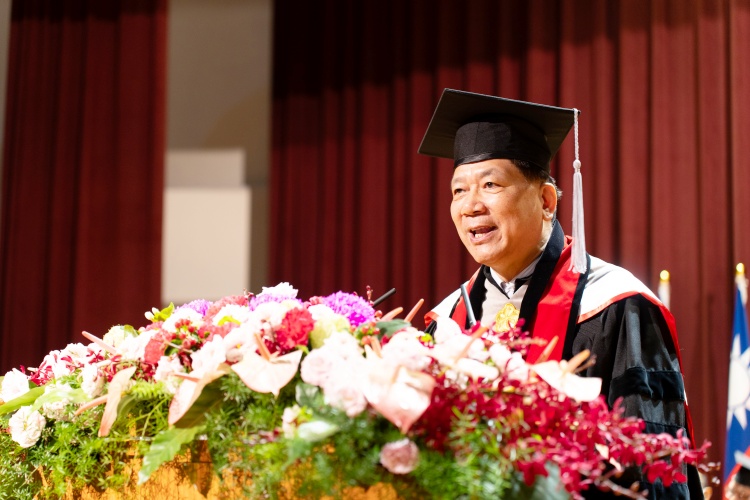 「沒有標準答案」！東吳校長勉勵3831位畢業生：你不是獵物