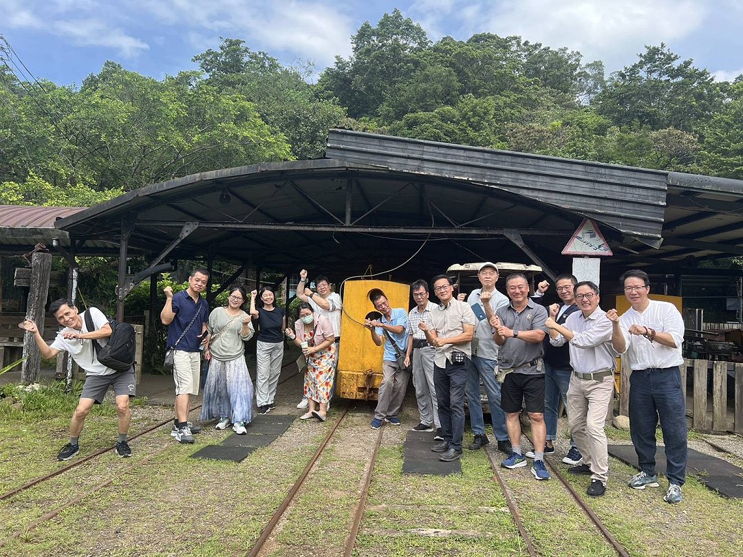 圖 新平溪煤礦博物館園區 淡蘭聯盟交流聚會 全體照 台灣綠色旅遊協會 拍攝提供