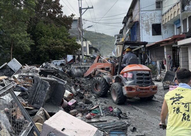 馬太鞍溪洪劫後 亞泥挖土機「清」鄉救家園