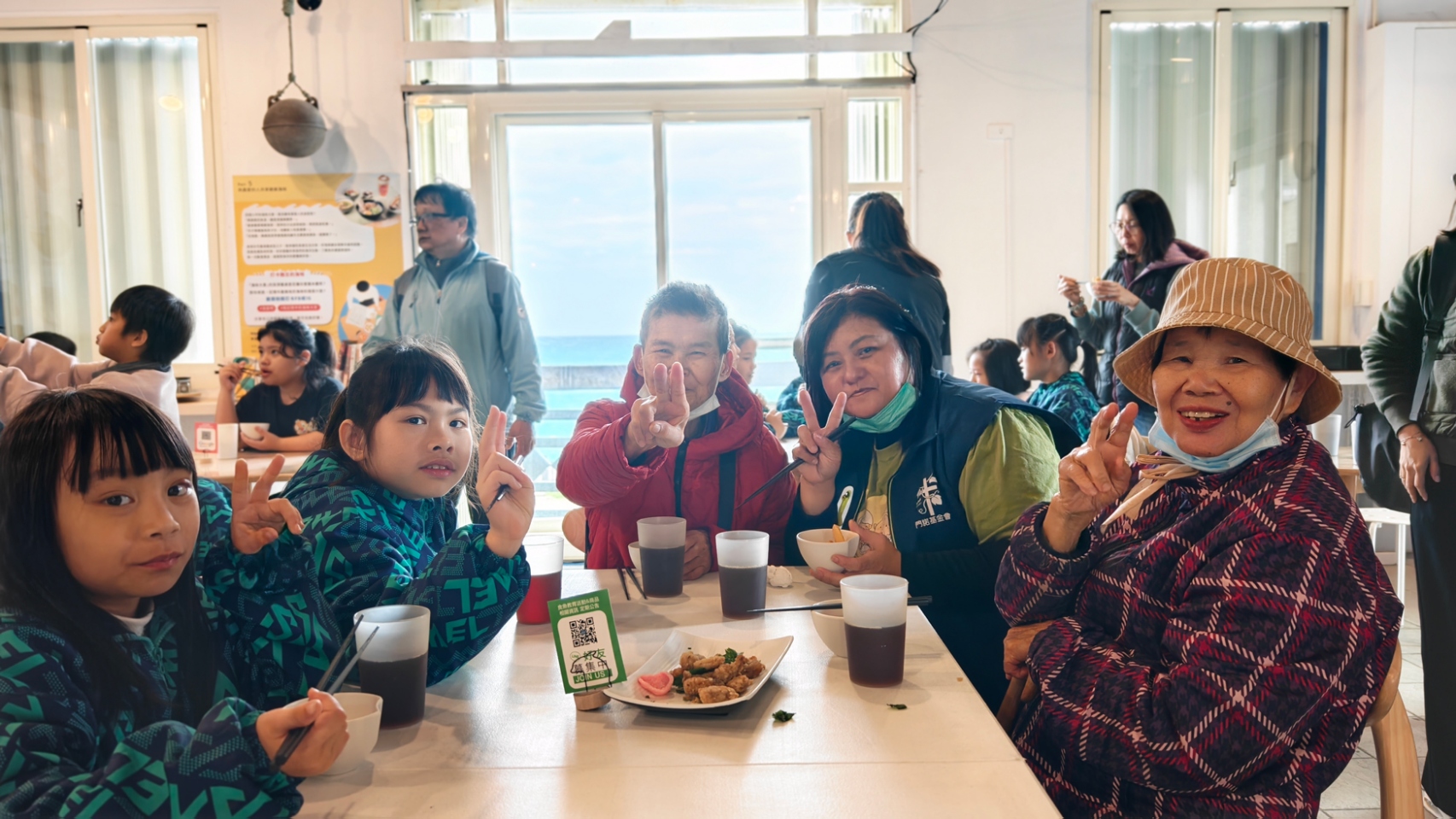 從攙扶到教學 佳民國小學童與失智長者共創回憶