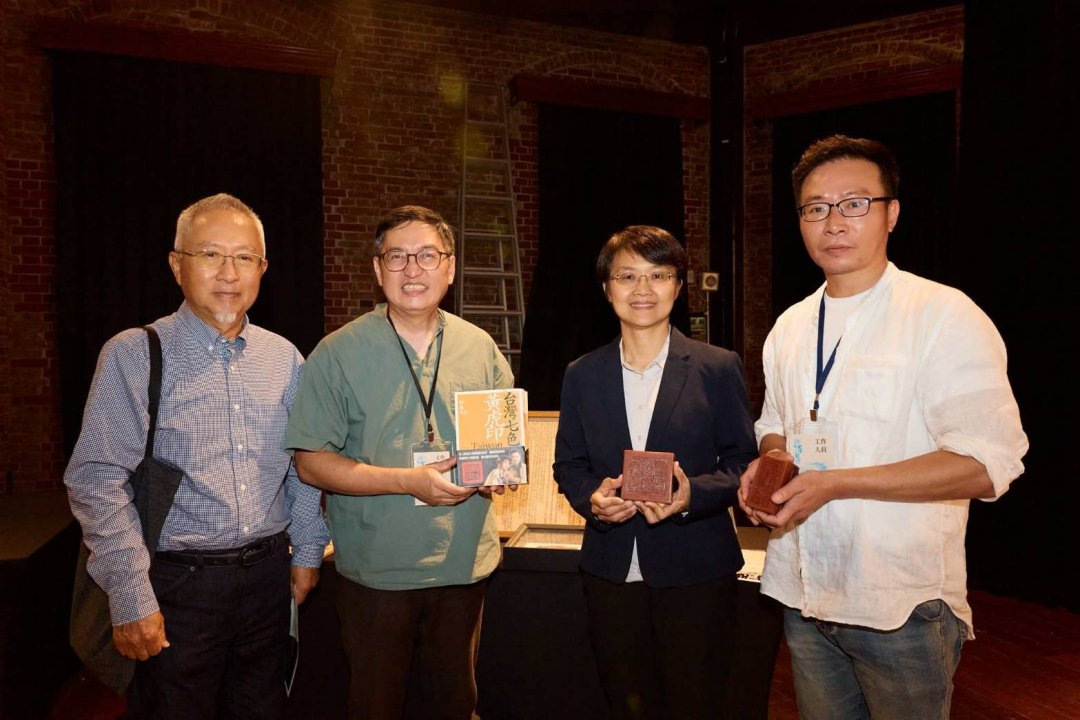 圖 客委會主委 古秀妃主委(右二) 篆刻師司徒長卿(右一)客家公共傳播 基金會宋文嶽 董事(左一) 1895 十四連庄後代 賴世若老師 (左二)