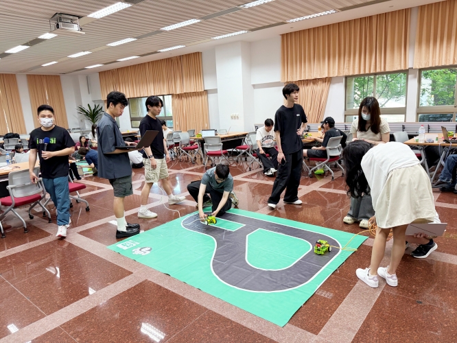 拒當紙上談兵模擬 文科生挑戰邊緣運算車自自主辨識