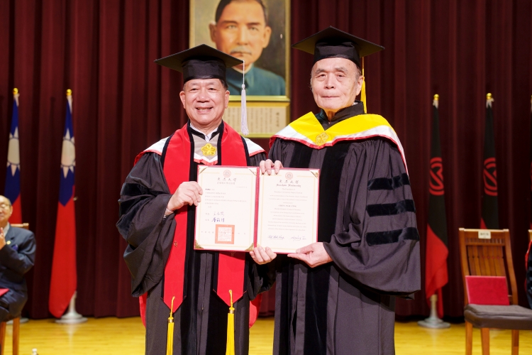 東吳大學畢業典禮 沒有工學院靠半導體學程逆襲