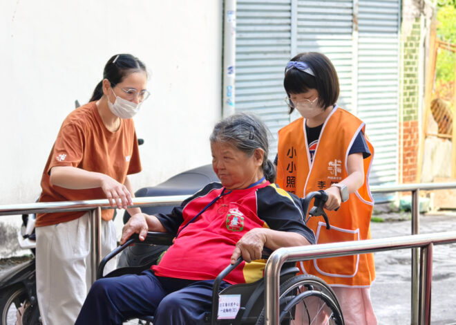 孩子推輪椅學長照 父親節老幼共融暖