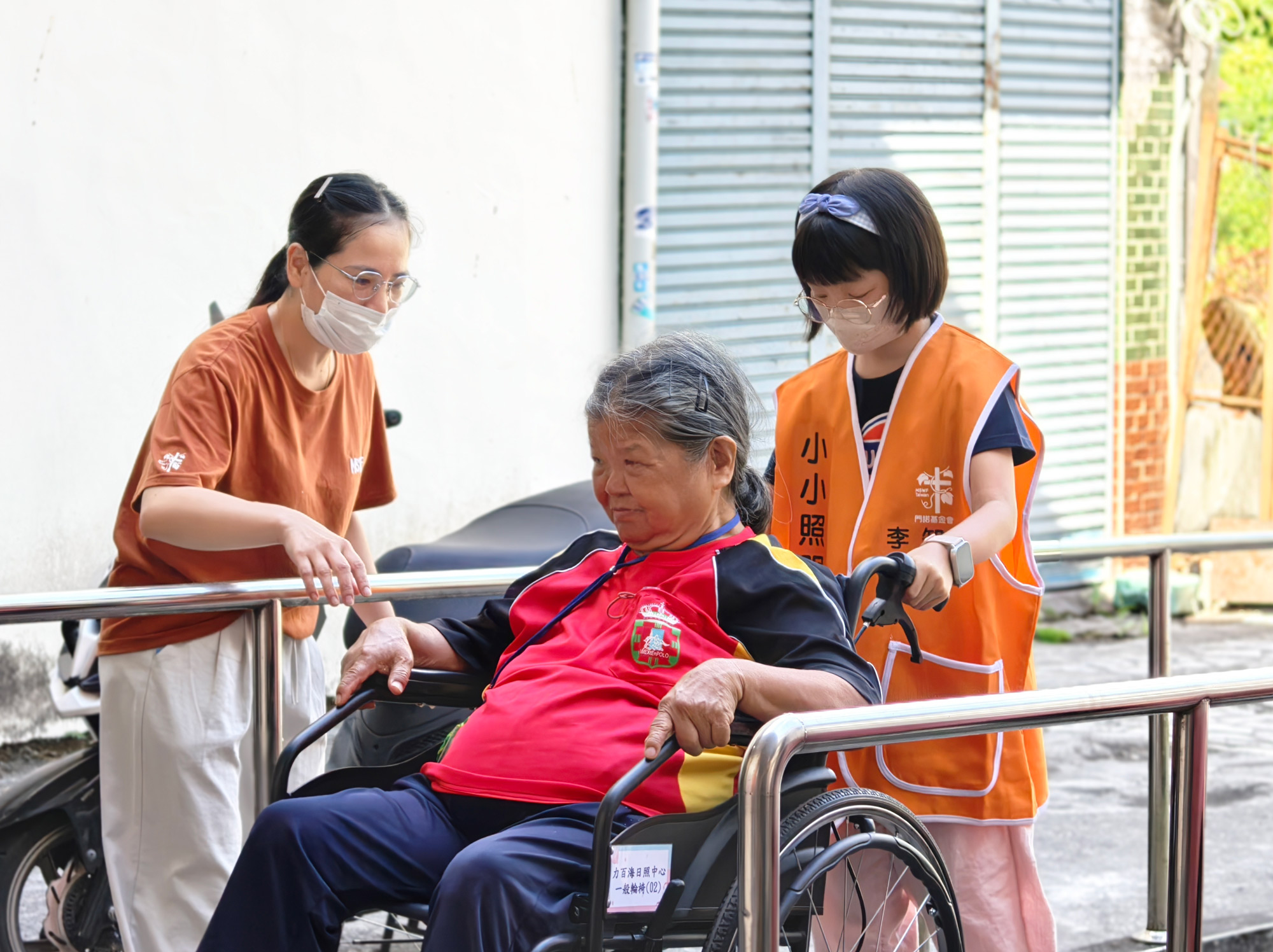 孩子推輪椅學長照 父親節老幼共融暖