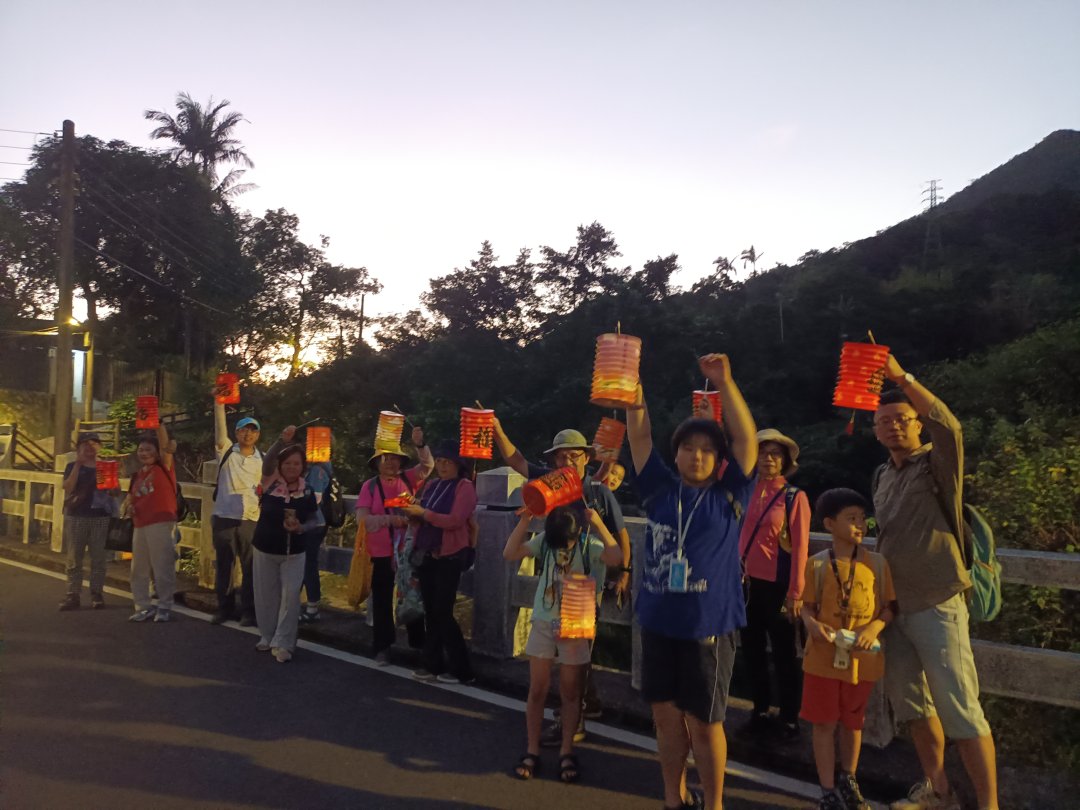 圖1|夜色中的菁桐,燈籠與礦業老街交織出山城特有風景。